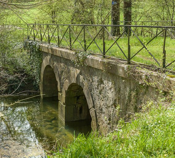 Pont en pierre sur l'Armançon prolongeant le pont sur canal d'Epineuil. © Région Bourgogne-Franche-Comté, Inventaire du patrimoine