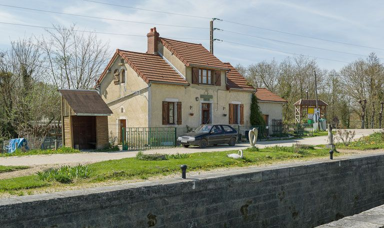 Vue d'ensemble de la maison éclusière, vue de 3/4. © Région Bourgogne-Franche-Comté, Inventaire du patrimoine