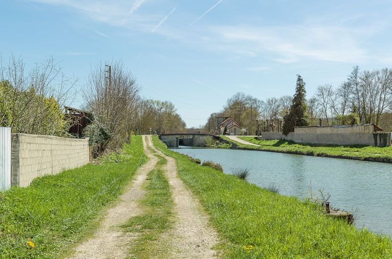 Le pont et le site d'écluse vus d'aval. © Région Bourgogne-Franche-Comté, Inventaire du patrimoine