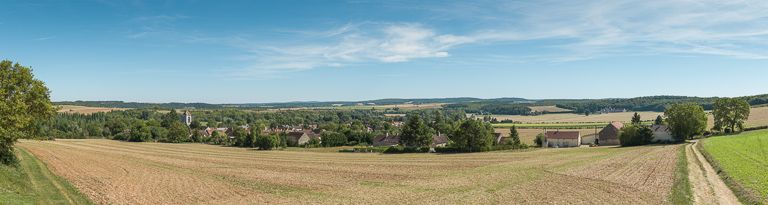 Vue panoramique du village de Lucy : à gauche, l'église et à droite en arrière-plan, le château de Faulin (IA89002012). © Région Bourgogne-Franche-Comté, Inventaire du patrimoine
