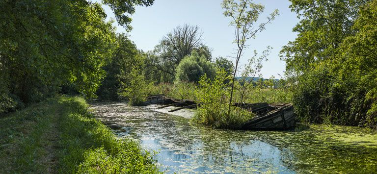 Vue de la péniche abandonnée. © Région Bourgogne-Franche-Comté, Inventaire du patrimoine