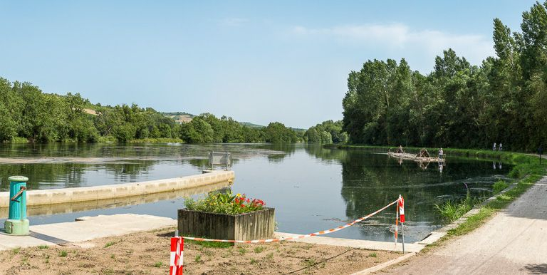 Sortie du sas avec un train de bois dans l'Yonne. © Région Bourgogne-Franche-Comté, Inventaire du patrimoine