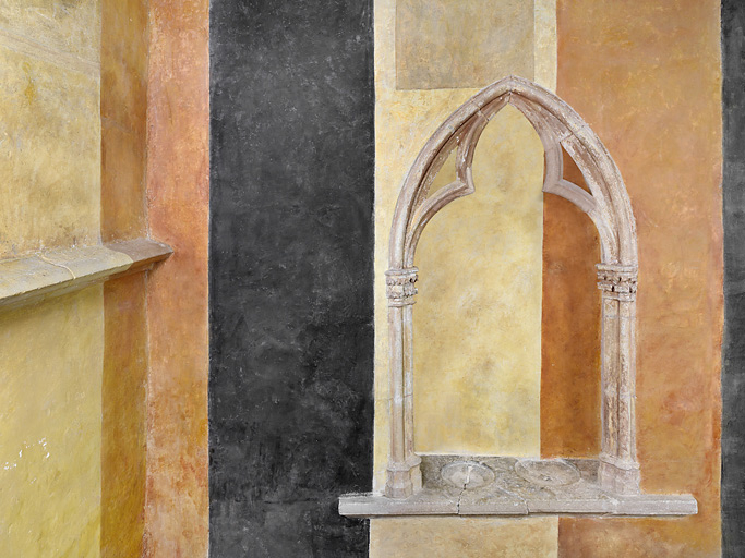 Le lavabo liturgique dans la chapelle de face. © Région Bourgogne-Franche-Comté, Inventaire du patrimoine