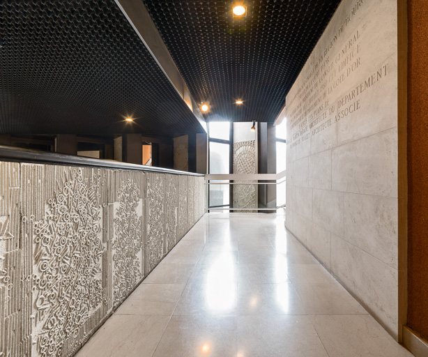 Hall d'accueil : panneaux de la mezzanine et à droite, plaque commémorative de l'inauguration. © Région Bourgogne-Franche-Comté, Inventaire du patrimoine