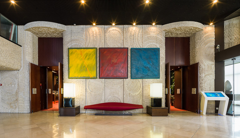 Hall d'accueil : vue générale avec les deux accès à la salle des Assemblées. © Région Bourgogne-Franche-Comté, Inventaire du patrimoine Hall d'accueil : vue générale avec les deux accès à la salle des Assemblées. © Région Bourgogne-Franche-Comté, Inventaire du patrimoine