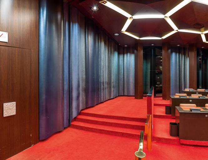 Salle des Assemblées : vue des panneaux muraux ondulés de Pierre Sabatier. © Région Bourgogne-Franche-Comté, Inventaire du patrimoine
