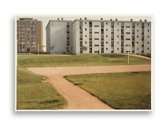 Aménagement du parc Schweitzer, à l'arrière-plan les immeubles B-1 et B-2 et la tour Schweitzer. Photographie ancienne, 1982. (Archives municipales Cosne-Cours-sur-Loire, 202W683 - 2Fi52) © Région Bourgogne-Franche-Comté, Inventaire du patrimoine