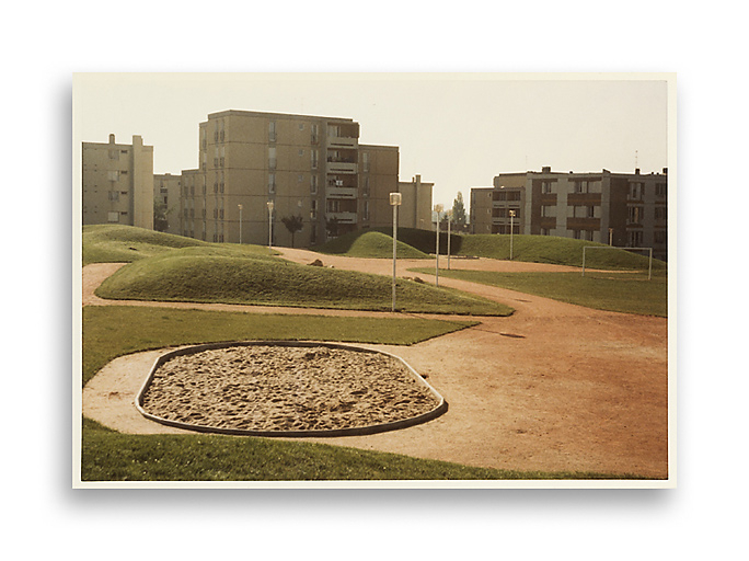 Aménagement du parc Schweitzer, à l'arrière-plan les immeubles 27, 26 et 25. Photographie ancienne, 1982. (Archives municipales Cosne-Cours-sur-Loire, 202W683 - 2Fi51) © Région Bourgogne-Franche-Comté, Inventaire du patrimoine