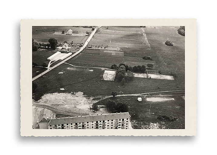 Vue aérienne du quartier Saint-Laurent en construction, au premier plan le bâtiment SIDEN. Photographie ancienne, s.d., [1970-1971]. (Archives municipales Cosne-Cours-sur-Loire, 202W683 - 2Fi72) © Région Bourgogne-Franche-Comté, Inventaire du patrimoine