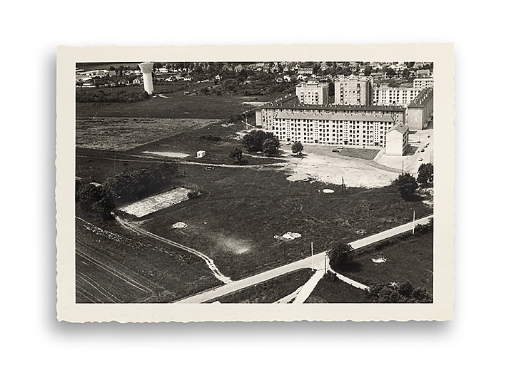 Vue aérienne du quartier Saint-Laurent en construction. Photographie ancienne, s.d., [1970-1971]. (Archives municipales Cosne-Cours-sur-Loire, 202W683 - 2Fi76) © Région Bourgogne-Franche-Comté, Inventaire du patrimoine
