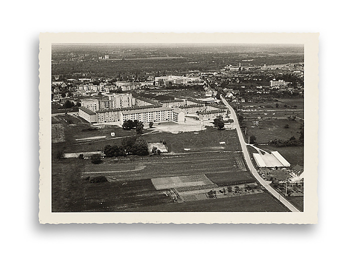 Vue aérienne du quartier Saint-Laurent en construction. Photographie ancienne, s.d., [1970-1971]. (Archives municipales Cosne-Cours-sur-Loire, 202W683 - 2Fi80) © Région Bourgogne-Franche-Comté, Inventaire du patrimoine