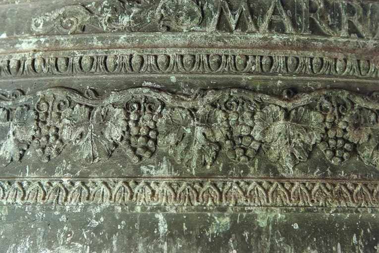 Détail du décor : grappes. © Région Bourgogne-Franche-Comté, Inventaire du patrimoine