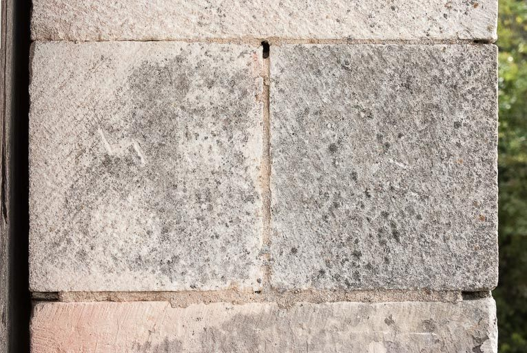 Marque de tâcheron sur la porte charretière à l'ouest de l'édifice. © Région Bourgogne-Franche-Comté, Inventaire du patrimoine