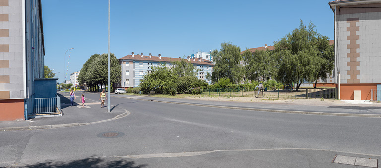 Vue depuis le croisement de l'avenue de la Paix et l'allée Antoine de Saint-Exupéry sur le square entre les bâtiments J, D et C. © Région Bourgogne-Franche-Comté, Inventaire du patrimoine