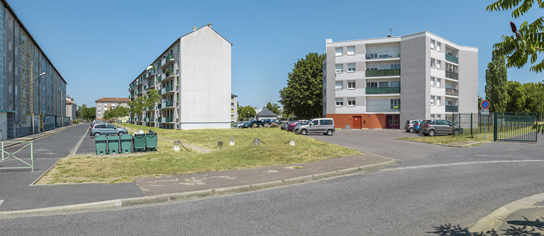 Bâtiment E, SIDEN et X depuis la place Pierre et Marie Curie. © Région Bourgogne-Franche-Comté, Inventaire du patrimoine