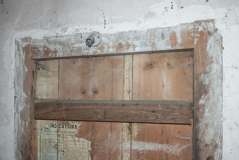 Détail des indications pour le graissage et l'entretien des horloges. Graffitis. © Région Bourgogne-Franche-Comté, Inventaire du patrimoine