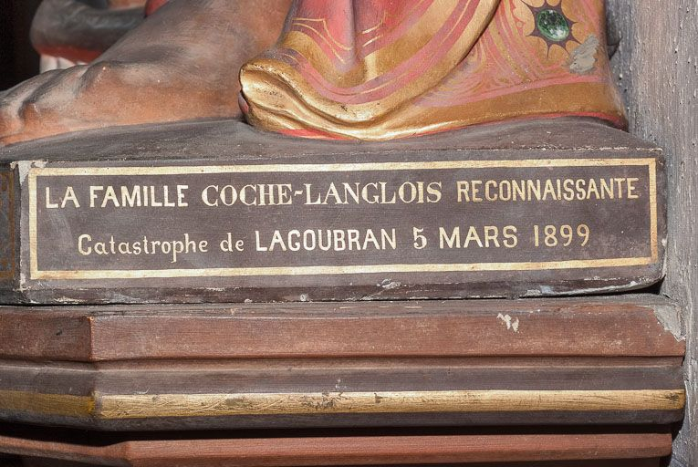 Détail de l'inscription sur le socle de la statue de saint Maurice. © Région Bourgogne-Franche-Comté, Inventaire du patrimoine