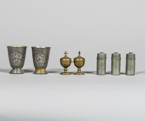 Vue d'ensemble des deux groupes d'ampoules et d'une paire de timbales (?). © Région Bourgogne-Franche-Comté, Inventaire du patrimoine Vue d'ensemble des deux groupes d'ampoules et d'une paire de timbales (?). © Région Bourgogne-Franche-Comté, Inventaire du patrimoine