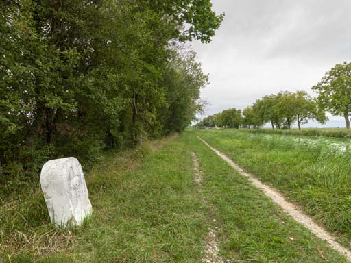Vue d'ensemble de la borne et du chemin de halage. © Région Bourgogne-Franche-Comté, Inventaire du patrimoine
