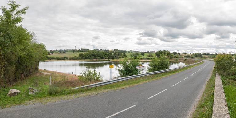 Vue générale du site et de la route-digue. © Région Bourgogne-Franche-Comté, Inventaire du patrimoine