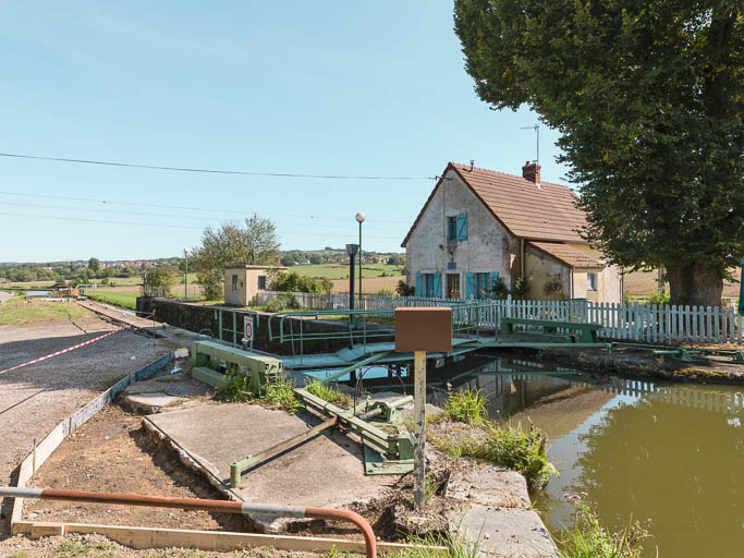 Vue rapprochée de l'écluse et de la maison éclusière. © Région Bourgogne-Franche-Comté, Inventaire du patrimoine