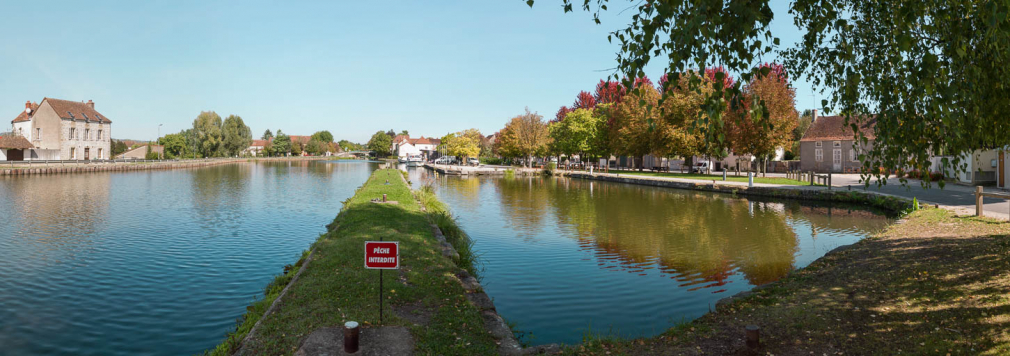 Vue d'ensemble du port, avec le bassin de déchargement à droite. © Région Bourgogne-Franche-Comté, Inventaire du patrimoine
