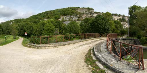 Vue d'ensemble depuis le pont de l'écluse. Sur la droite, bâtiments de la carrière. © Région Bourgogne-Franche-Comté, Inventaire du patrimoine