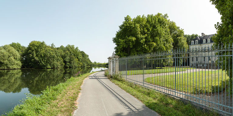 Vue du château sur la rive gauche du canal. © Région Bourgogne-Franche-Comté, Inventaire du patrimoine