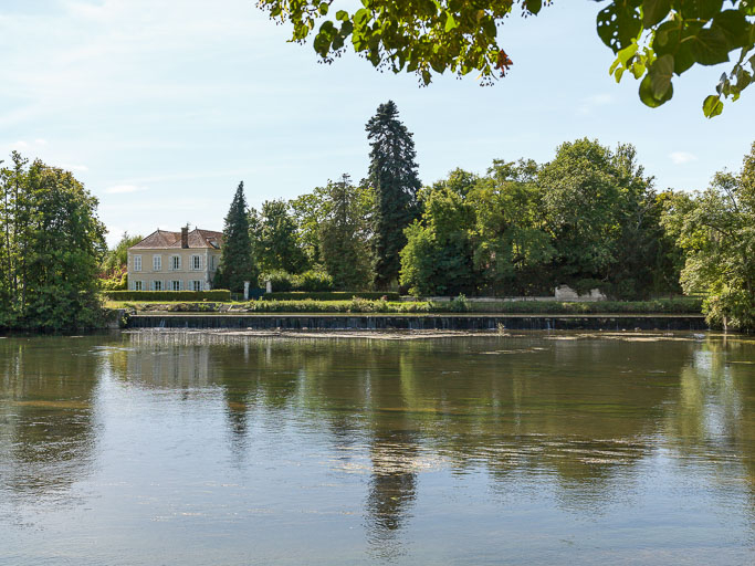 Vue du site : le château sur la rive gauche du canal. © Région Bourgogne-Franche-Comté, Inventaire du patrimoine