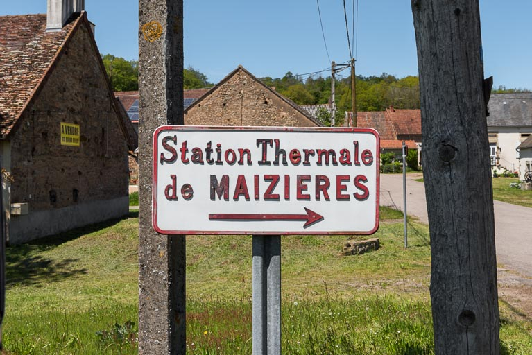 Panneau de signalisation à l'entrée du hameau de Maizières, après le pont sur l'Arroux. © Région Bourgogne-Franche-Comté, Inventaire du patrimoine Panneau de signalisation à l'entrée du hameau de Maizières, après le pont sur l'Arroux. © Région Bourgogne-Franche-Comté, Inventaire du patrimoine