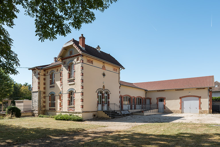 Bâtiment du forage (à gauche) avec hangar et usine d'embouteillage (à droite). © Région Bourgogne-Franche-Comté, Inventaire du patrimoine