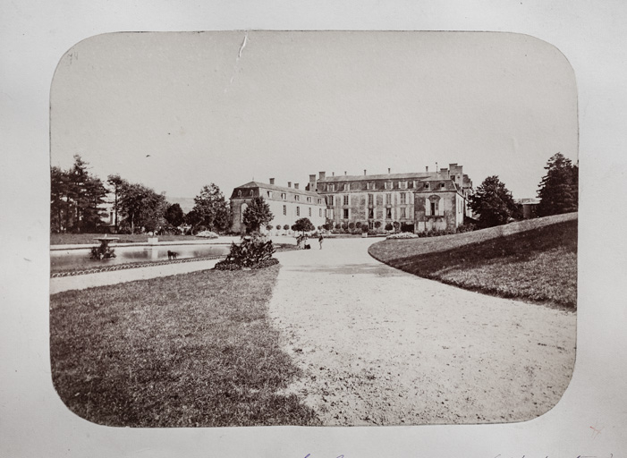 Vue d'ensemble depuis le nord-ouest en 1874. © Région Bourgogne-Franche-Comté, Inventaire du patrimoine Vue d'ensemble depuis le nord-ouest en 1874. © Région Bourgogne-Franche-Comté, Inventaire du patrimoine