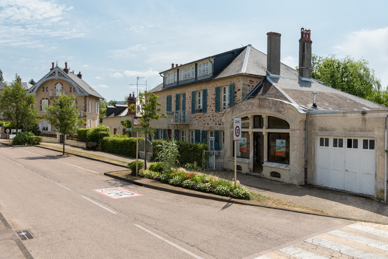 Façade actuelle sur la rue, vue de trois-quarts. © Région Bourgogne-Franche-Comté, Inventaire du patrimoine Façade actuelle sur la rue, vue de trois-quarts. © Région Bourgogne-Franche-Comté, Inventaire du patrimoine