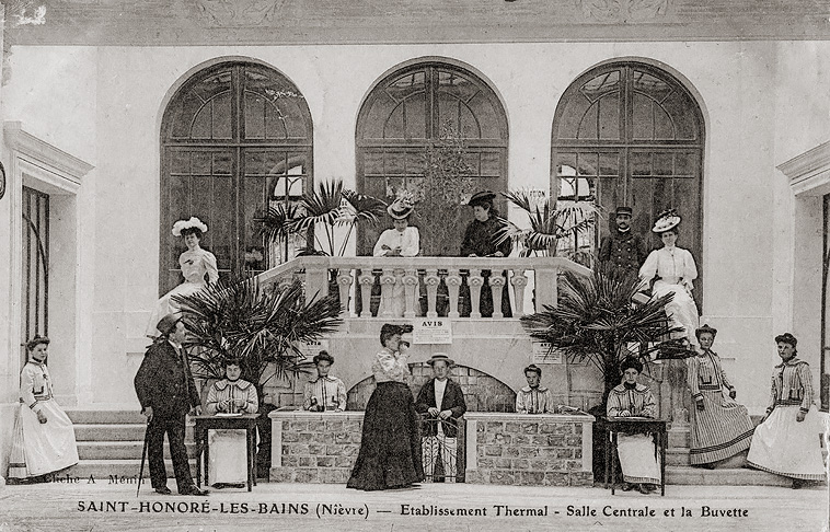 Vue de la buvette avec son ancien enclos (années 1910). © Région Bourgogne-Franche-Comté, Inventaire du patrimoine Vue de la buvette avec son ancien enclos (années 1910). © Région Bourgogne-Franche-Comté, Inventaire du patrimoine