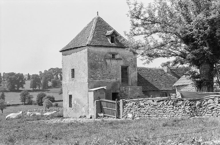 pigeonnier © Archives départementales de Saône-et-Loire pigeonnier © Archives départementales de Saône-et-Loire