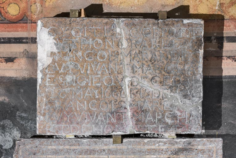 dalle funéraire © Région Bourgogne-Franche-Comté, Inventaire du patrimoine  dalle funéraire © Région Bourgogne-Franche-Comté, Inventaire du patrimoine