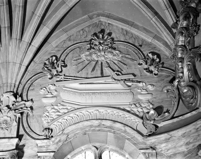Décor du choeur et du mur postérieur de la nef : bas-relief du mur gauche, tombeau du Christ et instruments de la Passion. © Région Bourgogne-Franche-Comté, Inventaire du patrimoine