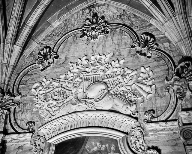 Détail : trophée d'instruments de musique, relief. © Région Bourgogne-Franche-Comté, Inventaire du patrimoine