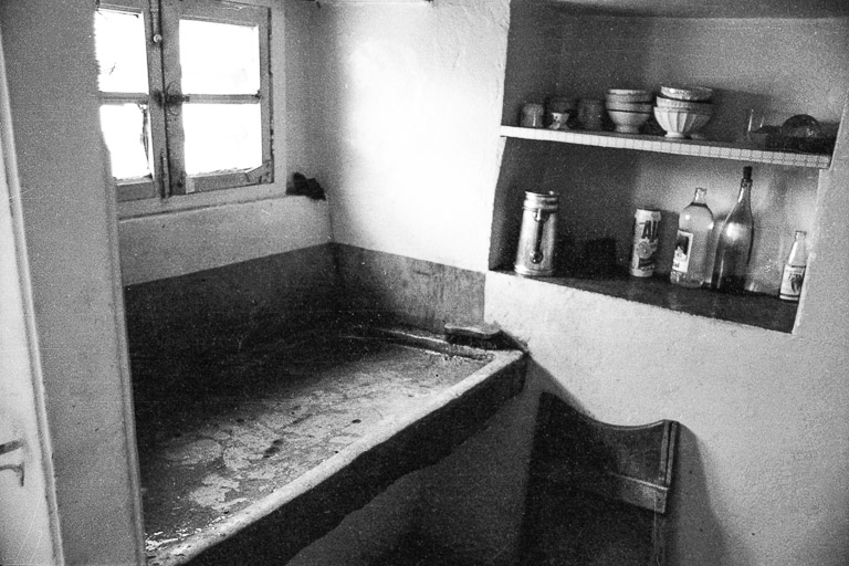 Ferme cadastrée 1965 AD : évier en pierre. © Région Bourgogne-Franche-Comté, Inventaire du patrimoine