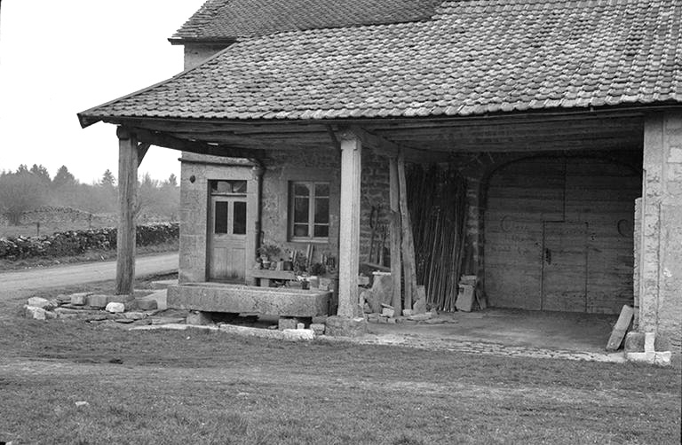 Ferme cadastrée 1940 B4 401  située le long du chemin vicinal ordinaire n° 4, datées de 1864 (?) : façade antérieure. © Région Bourgogne-Franche-Comté, Inventaire du patrimoine