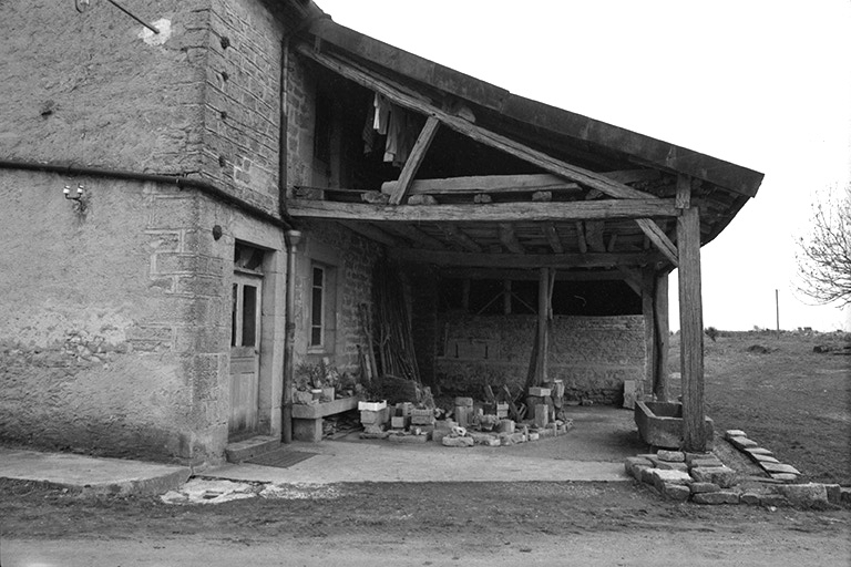 Ferme cadastrée 1940 B4 401située le long du chemin vicinal ordinaire n° 4 : façade antérieure et avant-toit. © Région Bourgogne-Franche-Comté, Inventaire du patrimoine