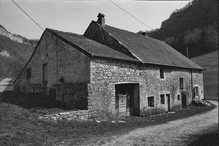 Ferme cadastrée 1964 AB 145 située le long du chemin communal du Mont de Blois à La Marre  : façades antérieure et latérale gauche. © Région Bourgogne-Franche-Comté, Inventaire du patrimoine