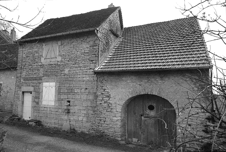 Ferme cadastrée 1965 AB 197-198, située rue de la Roche : façade antérieure. © Région Bourgogne-Franche-Comté, Inventaire du patrimoine