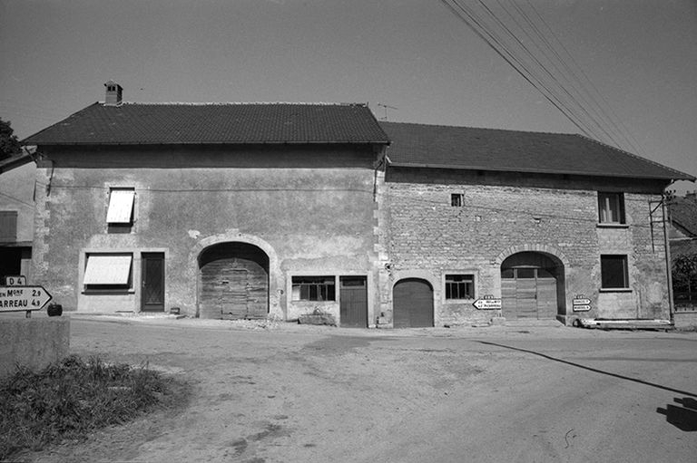 Fermes cadastrées 1957 A1 251 et 254, situées le long du chemin de grande communication n° 4 d'Orgelet à Arboisl  : façades antérieures. © Région Bourgogne-Franche-Comté, Inventaire du patrimoine