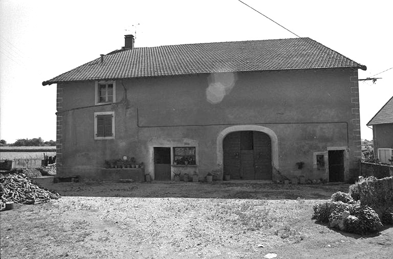 Ferme cadastrée 1957 A1 261, située le long du chemin de grande communication n° 9 de La Marre à Bonnefontaine : façade antérieure. © Région Bourgogne-Franche-Comté, Inventaire du patrimoine