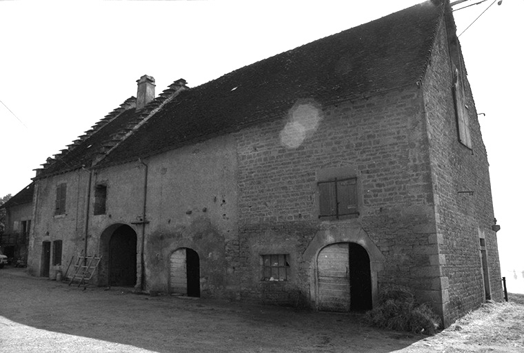 Ferme cadastrée 1951 B1 située le long du chemin départemental n° 208 du Pin à Lons-le-Saunier : façade antérieure. © Région Bourgogne-Franche-Comté, Inventaire du patrimoine