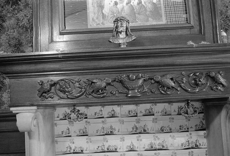 Foyer sainte Marthe : linteau de cheminée en bois sculpté. © Région Bourgogne-Franche-Comté, Inventaire du patrimoine