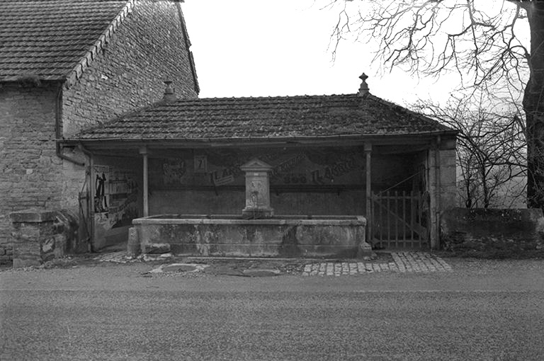 Fontaine-lavoir, pierre, XIXe siècle : vue depuis la route. © Région Bourgogne-Franche-Comté, Inventaire du patrimoine