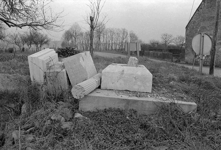 Croix de mission, calcaire, 16-19ème siècles : vue des fragments à terre © Région Bourgogne-Franche-Comté, Inventaire du patrimoine