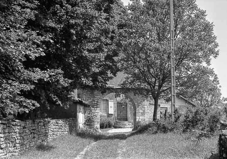 Porte surmontée d'un arc en accolade : vue depuis le porche d'entrée. © Région Bourgogne-Franche-Comté, Inventaire du patrimoine